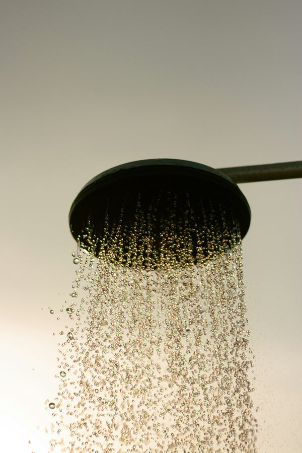 Pommeau de douche, eau qui coule